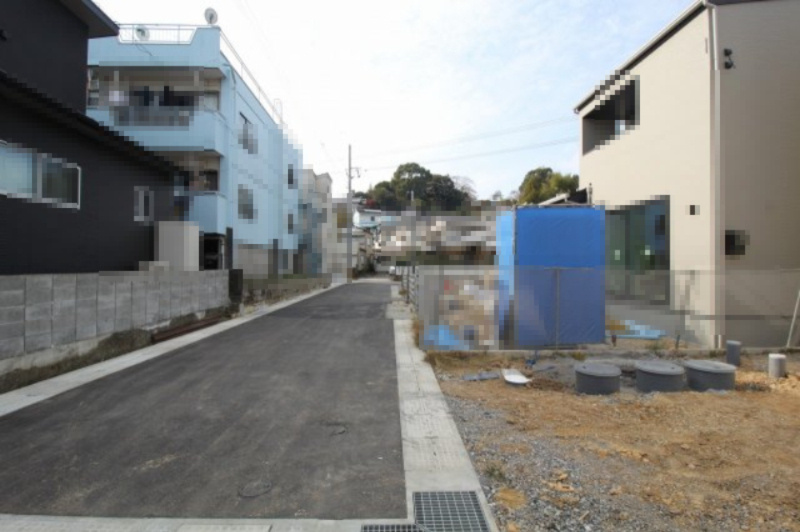 旭天神町　新築戸建　③　【内覧可能】の前面道路含む現地写真|前面道路　幅員4.9ｍ