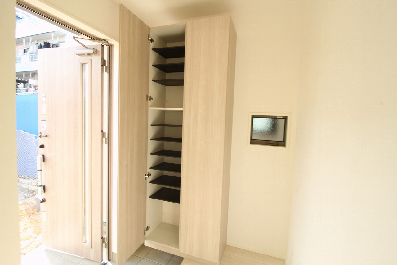 旭天神町　新築戸建　③　【内覧可能】の収納|玄関収納