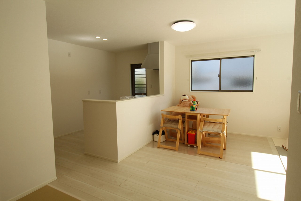 旭天神町　新築戸建　③　【内覧可能】の居間・リビング|ＬＤＫ　16.6帖