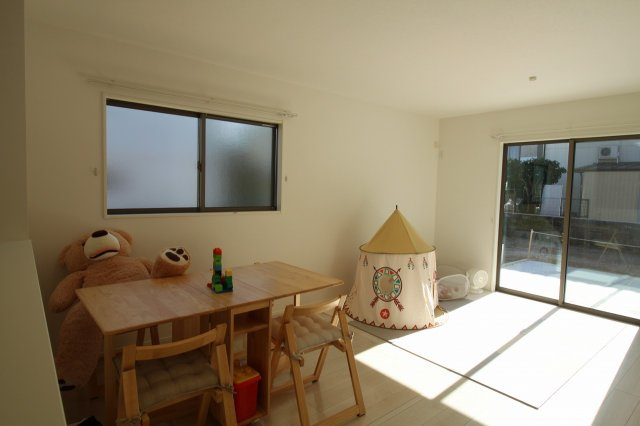 旭天神町　新築戸建　③　【内覧可能】の居間・リビング|ＬＤＫ　16.6帖