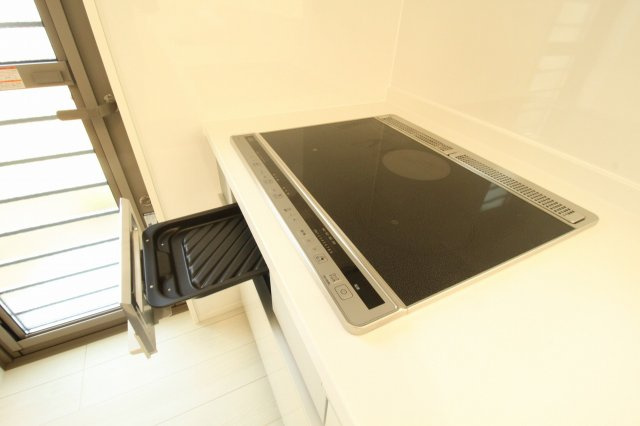 旭天神町　新築戸建　③　【内覧可能】のキッチン|ＩＨクッキングヒ－タ－