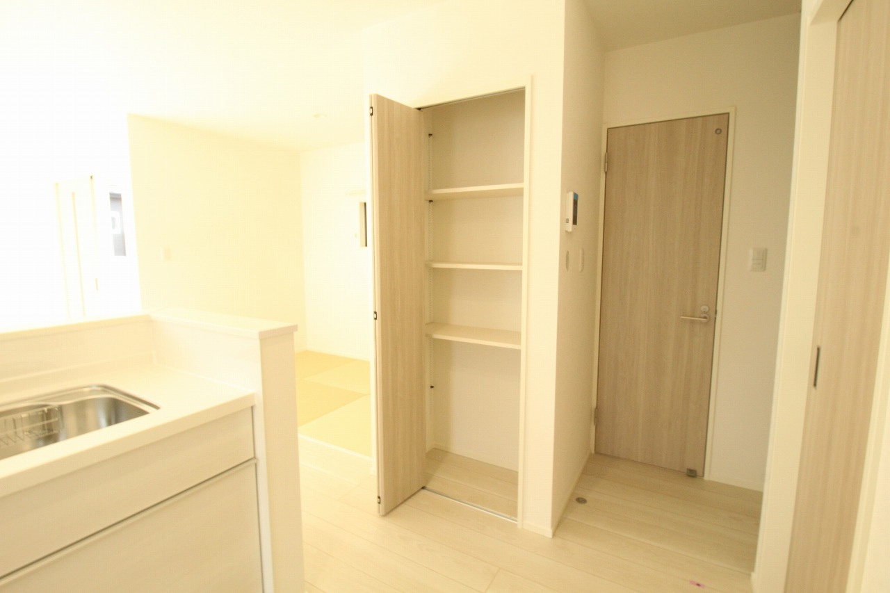 旭天神町　新築戸建　③　【内覧可能】の収納|ＬＤＫ　16.6帖　パントリー