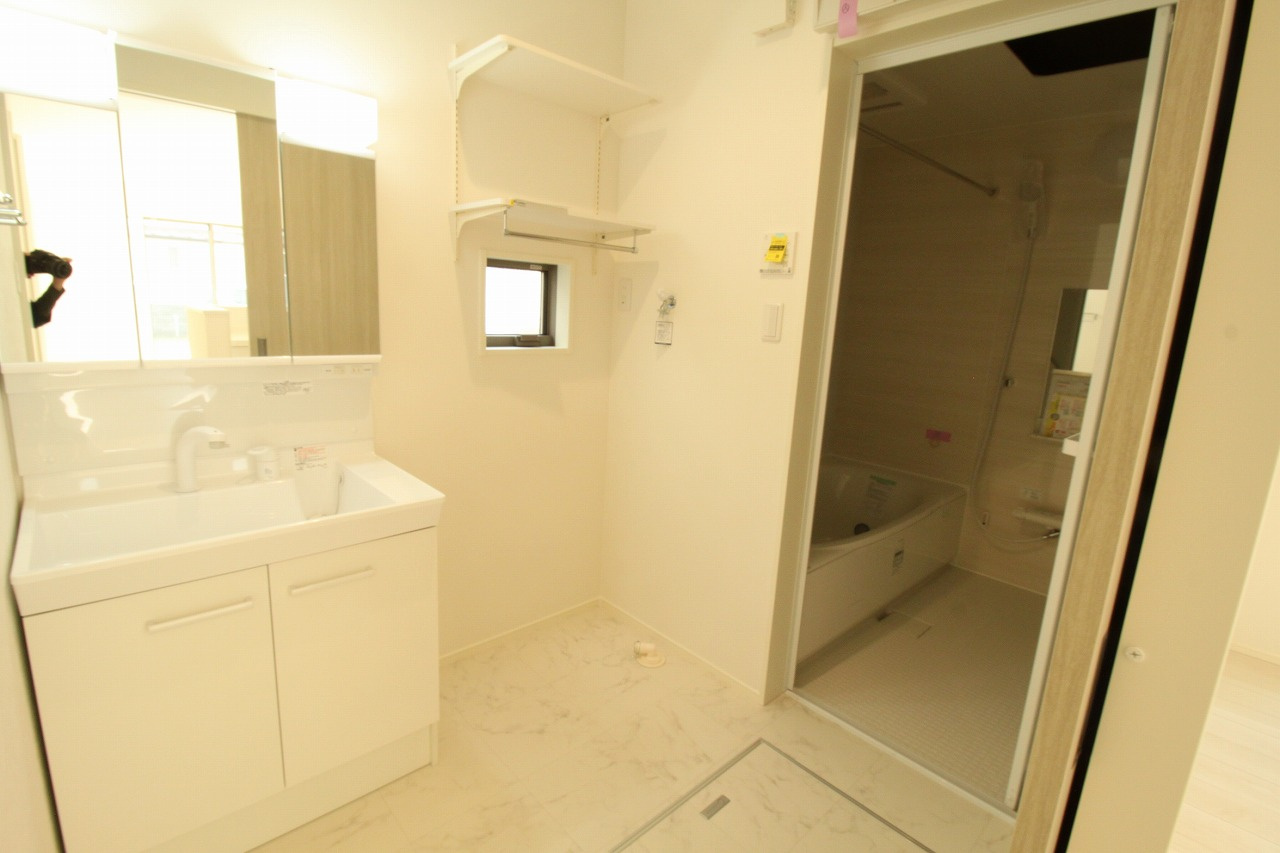 旭天神町　新築戸建　③　【内覧可能】の脱衣所