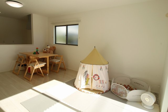 旭天神町　新築戸建　③　【内覧可能】の居間・リビング|ＬＤＫ　16.6帖