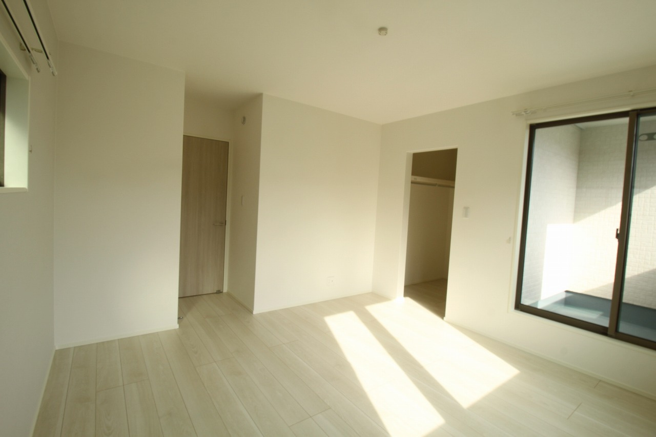 旭天神町　新築戸建　③　【内覧可能】の洋室|2Ｆ　南の部屋　8.5帖+WIC