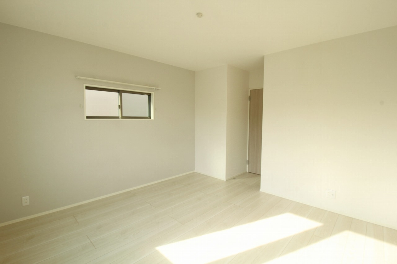 旭天神町　新築戸建　③　【内覧可能】の洋室|2Ｆ　南の部屋　8.5帖+WIC
