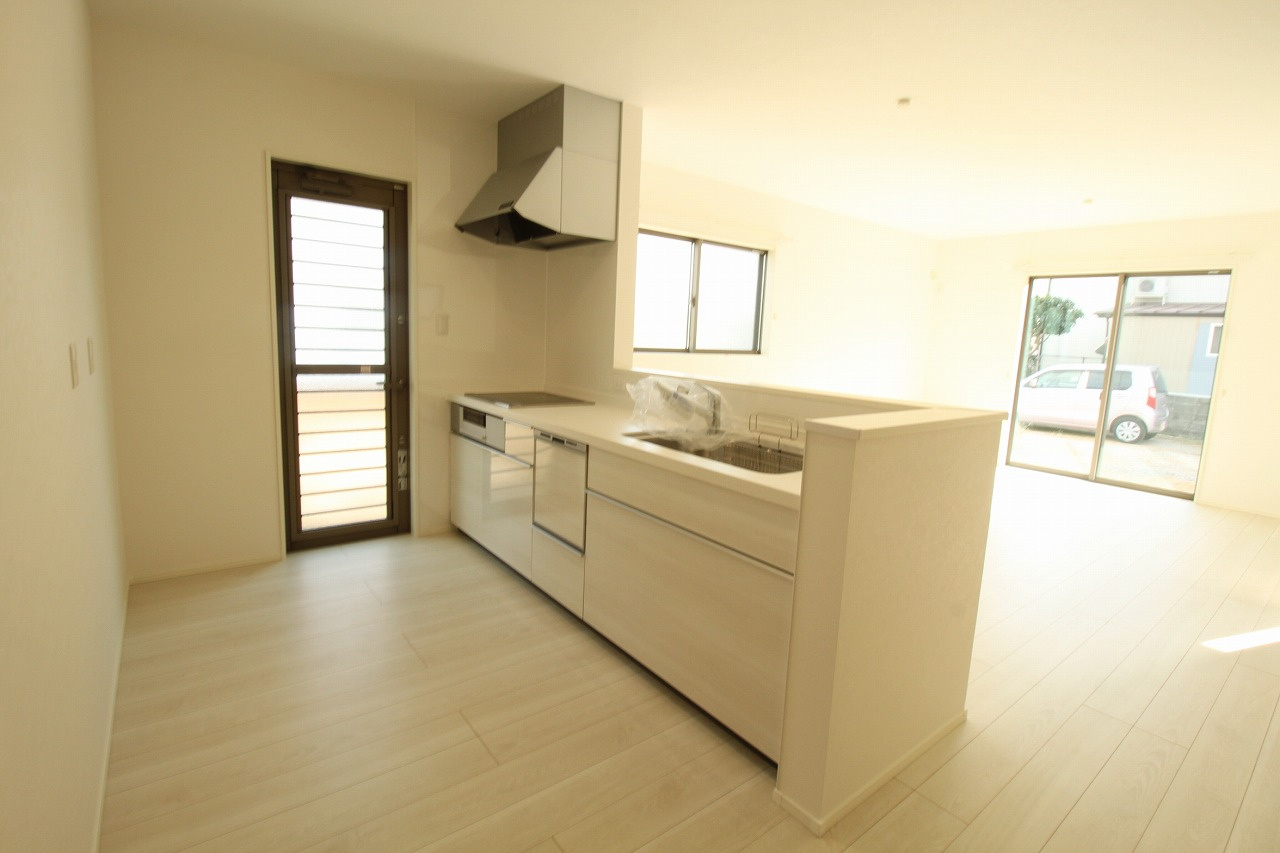 旭天神町　新築戸建　③　【内覧可能】のキッチン|システムキッチン