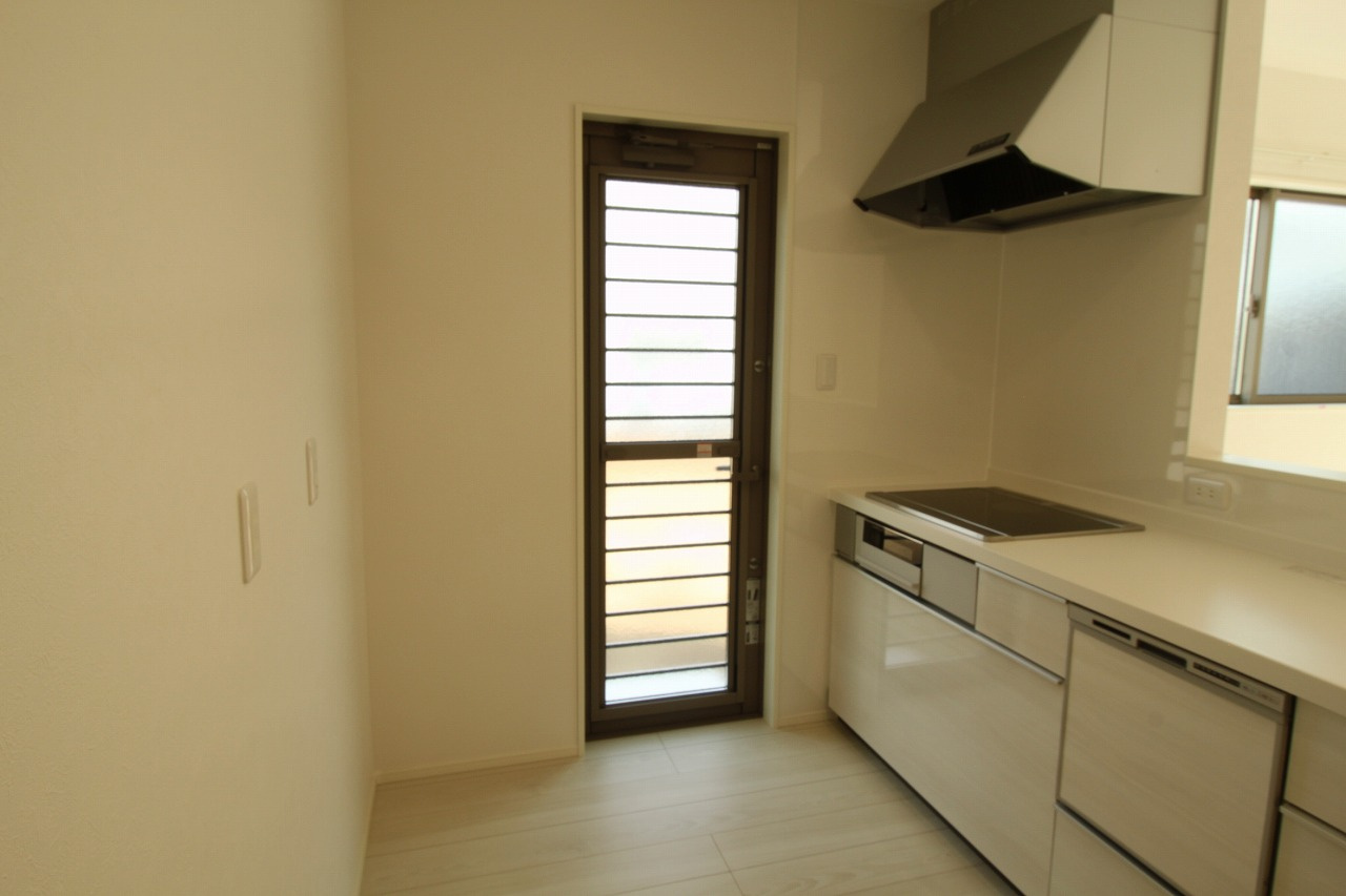 旭天神町　新築戸建　③　【内覧可能】のキッチン|勝手口