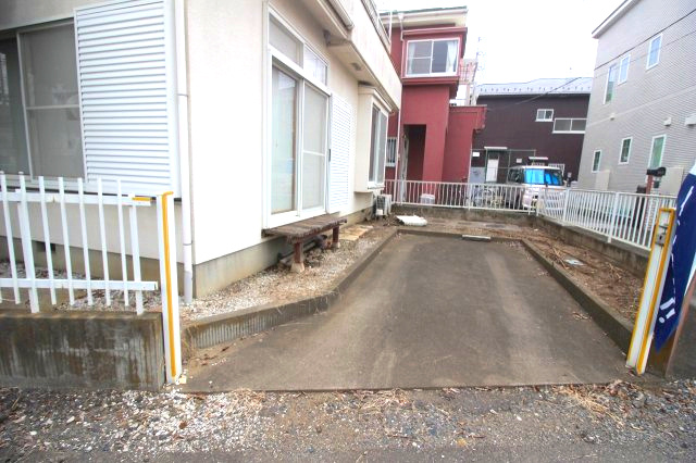 小山市粟宮の駐車場|お車をしっかり停められる専用スペース。玄関や庭への動線もスムーズで、日常の使いやすさを感じられます。