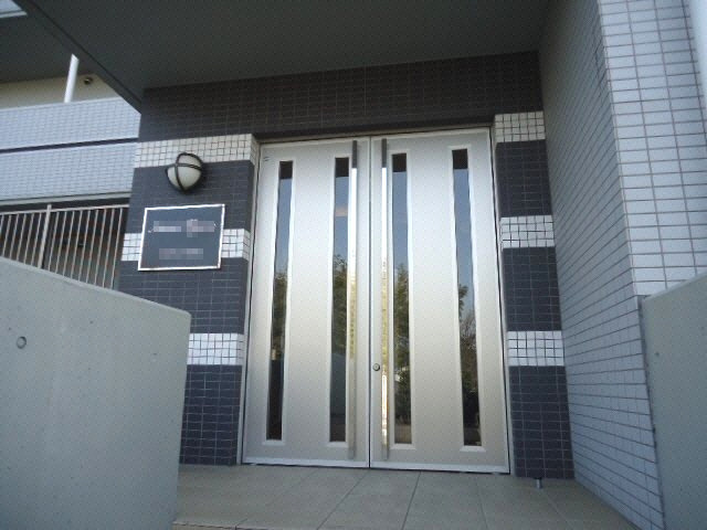 アストレア久和のエントランス