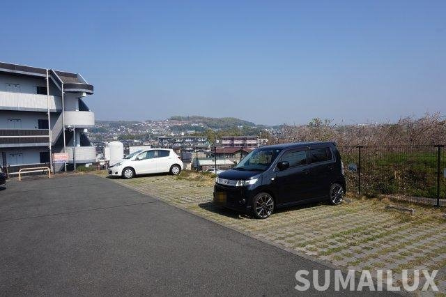 アストレア久和の駐車場