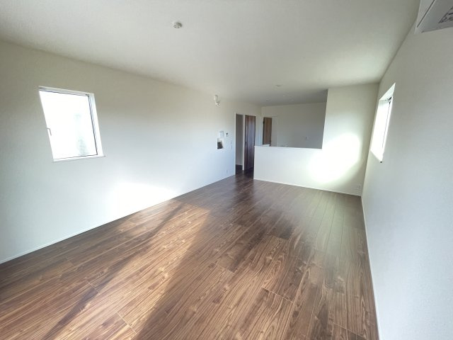 藤岡市下栗須第１期（全3棟１区画）3号棟の居間・リビング|建物完成済みでございます。お部屋のご内覧可能でございます。お気軽にお問合せ下さいませ(^▽^)/