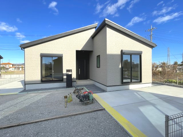 藤岡市下栗須第１期（全3棟１区画）3号棟の外観|ナチュラルで飽きの来ないデザインは流行に左右されない家の形です。外構も綺麗に仕上がっています(^▽^)/
