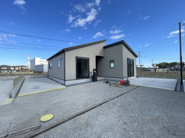 藤岡市下栗須第１期（全3棟１区画）3号棟の前面道路含む現地写真|建物完成済みでございます。お部屋のご内覧可能でございます。お気軽にお問合せ下さいませ(^▽^)/