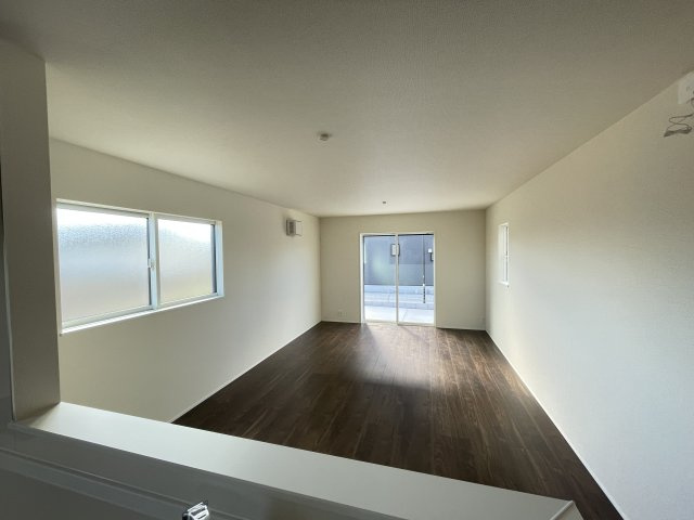 藤岡市下栗須第１期（全3棟１区画）3号棟の居間・リビング|ご家族の憩いの場となるLDKは、大きな窓からたっぷりの光が差し込む明るい空間です。リビング・ダイニング・キッチンと一体感のある広々空間でご家族くつろいで下さい(^▽^)/
