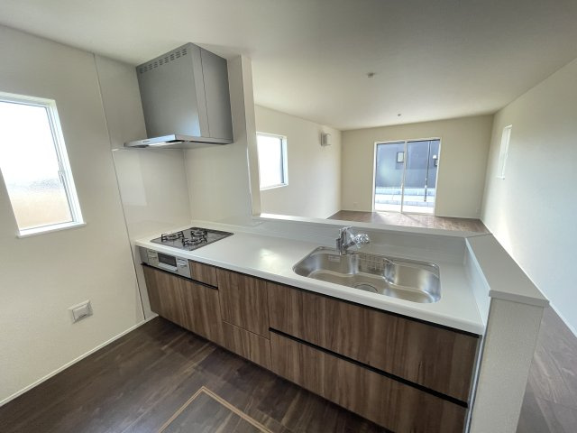 藤岡市下栗須第１期（全3棟１区画）3号棟のキッチン|ナチュラルな自然光の中での調理。お洒落な食器類を余裕で収納できるスペース。動きやすい女性目線のキッチン動線。これからはお料理をつくる時間が劇的に変わります。
