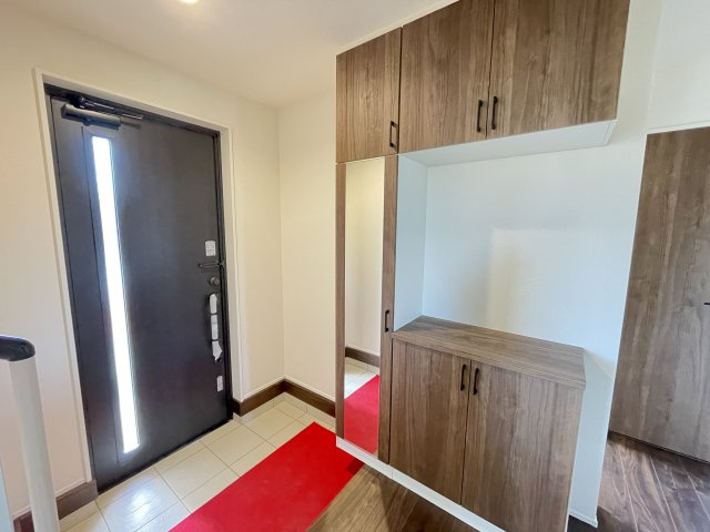 藤岡市下栗須第１期（全3棟１区画）3号棟の玄関|靴が散らかりがちな玄関には天井まで高さのあるシューズボックスを設け、整理整頓された空間を保てそう。可動棚になっていますので、長靴やブーツもスッキリ片付きます。
