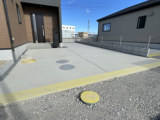 藤岡岡市下栗須第１期（全3棟１区画）2号棟の駐車場|建物完成済みでございます。お部屋のご内覧可能でございます。お気軽にお問合せ下さいませ(^▽^)/