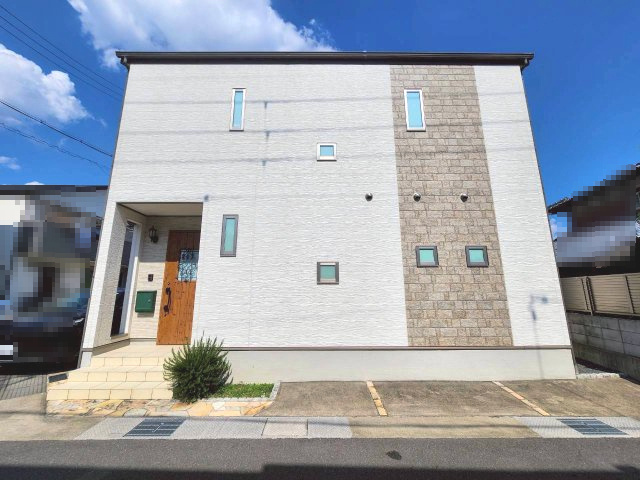 【成約済】向日市物集女町堂ノ前の外観|緑の郵便ポスト・植栽がアクセントになっております！