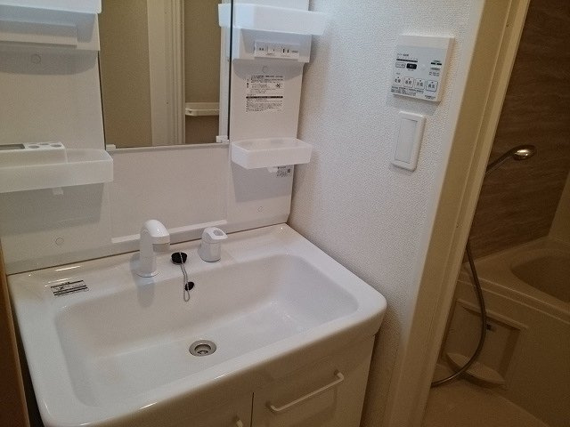 カーサ・ドルミーレⅡの独立洗面台|スペースが確保できる洗面所です