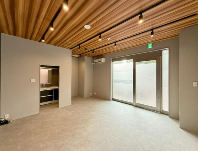 西宮市六湛寺町　1階角地路面店　事務所店舗の内装