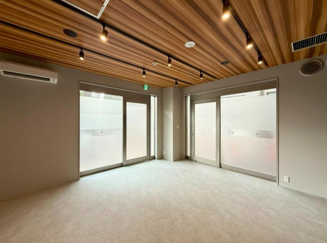 西宮市六湛寺町　1階角地路面店　事務所店舗の内装