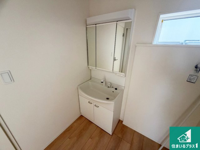 亀岡市千代川町小林　第3期　新築一戸建ての独立洗面台|清潔感のある洗面台です。フラットな鏡は掃除がしやすく毎日清潔！鏡裏には収納があるのでスッキリとした洗面台が保てます。