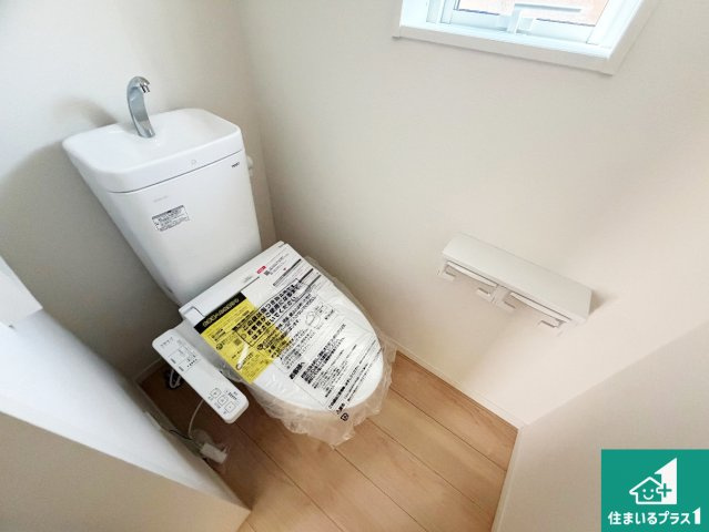 亀岡市千代川町小林　第3期　新築一戸建てのトイレ|1・2階の2ヶ所にあるので、朝の忙しい時間の順番待ちもなく、深夜の利用にも大変便利です。