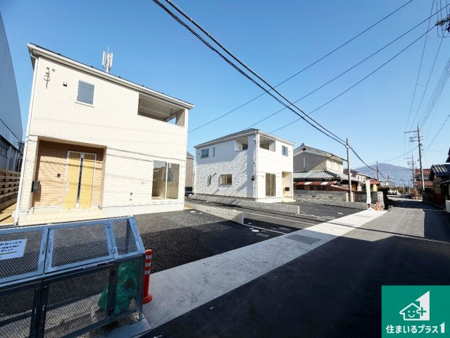 亀岡市千代川町小林　第3期　新築一戸建ての前面道路含む現地写真|周辺は閑静な住宅街！前面道路広々で車の出し入れも便利です。駐車が苦手な方でも安心して車庫入れできます！