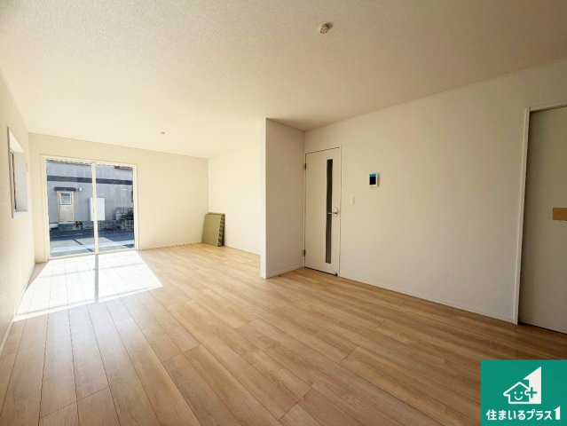 亀岡市千代川町小林　第3期　新築一戸建ての居間・リビング|日当たり良好の明るいリビングで朝の目覚めもスッキリできそう！対面キッチンでご家族のコミュニケーションも自然と増える設計！小さなお子様が遊ぶスペースを作っても広々とくつろげるLDK！