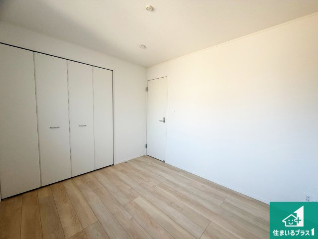 亀岡市千代川町小林　第3期　新築一戸建ての洋室|シンプルな洋室は、自分好みのインテリアが楽しめます♪ご家族とインテリアや家具を選びに行くのは新築購入時の醍醐味の一つです。ぜひお楽しみください♪