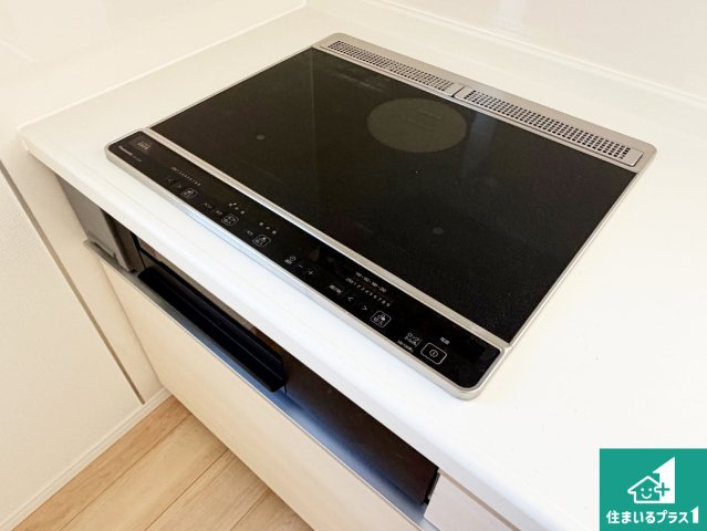 亀岡市千代川町小林　第3期　新築一戸建ての設備|火を使わないので、安心なＩＨコンロ！でこぼこが無い構造なので、掃除もしやすく清潔に保てます！