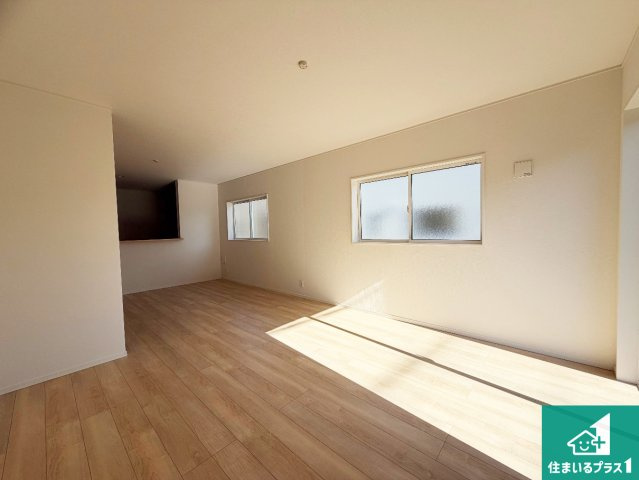 亀岡市千代川町小林　第3期　新築一戸建ての居間・リビング|シンプルなリビングは、観葉植物等のインテリアを楽しめますね！パパ好みにも、ママ好みにも家具次第で雰囲気を変えることができます！