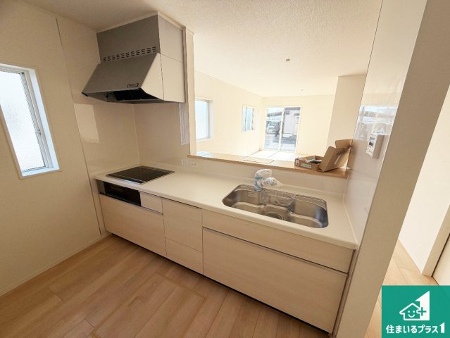 亀岡市千代川町小林　第3期　新築一戸建てのキッチン|リビングと統一感があり、使い勝手のいいキッチン。広々としているので、二人並んで作業が出来ちゃいます。お子様と一緒に色々なお料理に挑戦できるスペースがあります。