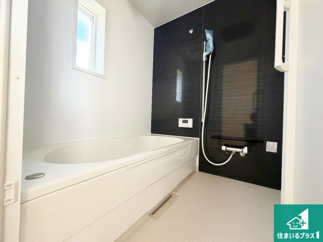 亀岡市千代川町小林　第3期　新築一戸建ての浴室|足をゆったり伸ばして寛げる浴槽です。窓が設けられていますので差し込む光が明るく穏やかな雰囲気にしてくれます♪浴室乾燥機も設置しているので、雨の日の洗濯物も安心です♪