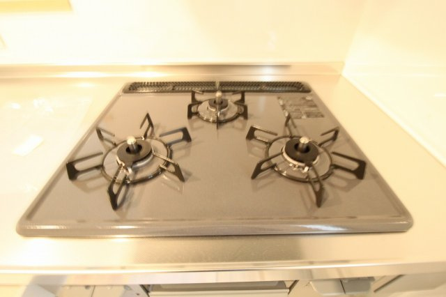 前里　新築戸建　第1　1号棟（全2棟）　のキッチン|3口コンロ