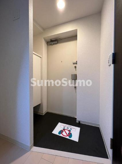 ラシュレエグゼ本町の玄関