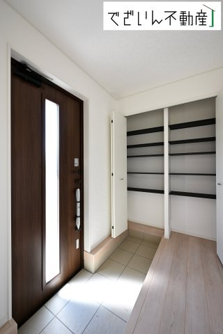 【玄関】 | Cradle garden深谷市武蔵野第2　新築住宅 | ≪1号棟≫「ただいま」と「おかえり」が自然と交わされる、明るく開放的な玄関。家族の絆が深まる場所です。
現地(2025年9月撮影)