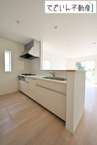 【キッチン】 | Cradle garden深谷市武蔵野第2　新築住宅 | ≪1号棟≫対面式キッチンから見えるのは、遊ぶ子どもの姿と、笑顔で過ごす家族の風景。料理をしながら、安心して見守れる幸せな時間が流れます。
現地(2025年9月撮影)