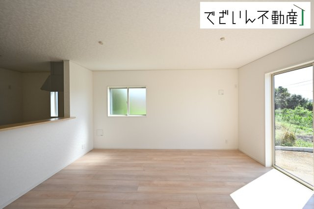 【居間・リビング】 | Cradle garden深谷市武蔵野第2　新築住宅 | ≪1号棟≫南からたっぷり差し込む陽光が、家族の団らんをあたたかく照らす。広々としたLDKは、子どもが走り回っても余裕のある安心空間です。
現地(2025年9月撮影)