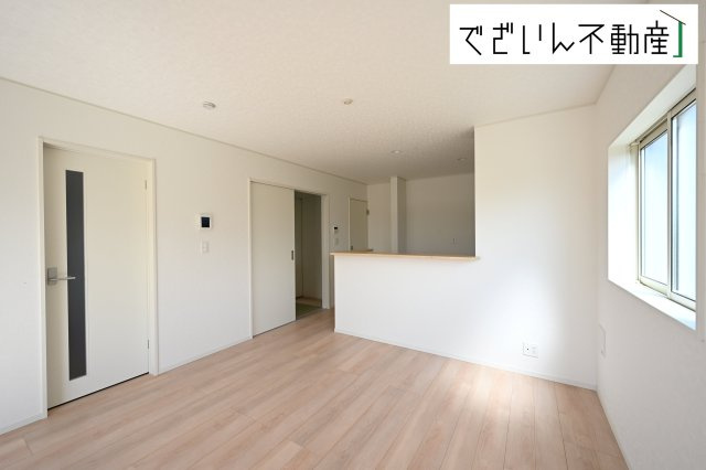 【居間・リビング】 | Cradle garden深谷市武蔵野第2　新築住宅 | ≪1号棟≫細部まで丁寧に仕上げられた内装が、日々の生活を豊かに彩ります。家族の思い出が増えていく場所に。
現地(2025年9月撮影)