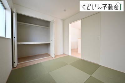 【和室】 | Cradle garden深谷市武蔵野第2　新築住宅 | ≪1号棟≫隣接する和室は、子どもの遊び場やお昼寝スペースに最適。家族の成長に寄り添う、柔軟な使い方ができる空間です。
現地(2025年9月撮影)