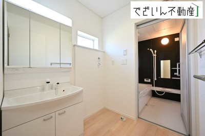 【独立洗面台】 | Cradle garden深谷市武蔵野第2　新築住宅 | ≪1号棟≫朝の支度も家族並んでスムーズに。洗面台の広さと収納力が、忙しい毎日を支えてくれます。
現地(2025年9月撮影)