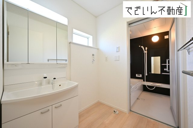 【独立洗面台】 | Cradle garden深谷市武蔵野第2　新築住宅 | ≪1号棟≫朝の支度も家族並んでスムーズに。洗面台の広さと収納力が、忙しい毎日を支えてくれます。
現地(2025年9月撮影)