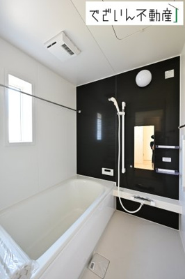 【浴室】 | Cradle garden深谷市武蔵野第2　新築住宅 | ≪1号棟≫清潔感のあるバスルームは、忙しい毎日の中でほっと一息つける場所。育児の合間に、心も体もリセットできる大切な時間が生まれます。
現地(2025年9月撮影)