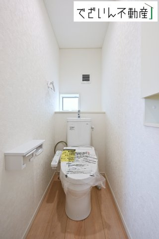 【トイレ】 | Cradle garden深谷市武蔵野第2　新築住宅 | ≪1号棟≫シンプルで清潔感のある空間は、毎日使う場所だからこそ嬉しい。家族みんなが快適に過ごせる工夫が詰まっています。
現地(2025年9月撮影)