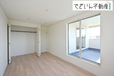 【洋室】 | Cradle garden深谷市武蔵野第2　新築住宅 | ≪1号棟≫夫婦の寝室としても使える落ち着いた居室。育児の合間にほっと一息つける、静かな時間を守ってくれます。
現地(2025年9月撮影)