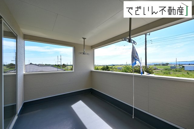 【バルコニー】 | Cradle garden深谷市武蔵野第2　新築住宅 | ≪1号棟≫植物を育てたり、椅子を置いて読書したり。暮らしにちょっとした豊かさを添える空間です。
現地(2025年9月撮影)