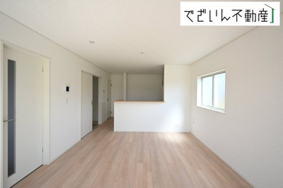 【居間・リビング】 | Cradle garden深谷市武蔵野第2　新築住宅 | ≪1号棟≫和室と隣接したリビングは、遊び場にもお昼寝スペースにも。育児と家族時間が無理なく両立できる、優しい間取りです。
現地(2025年9月撮影)