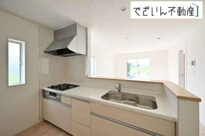 【キッチン】 | Cradle garden深谷市武蔵野第2　新築住宅 | ≪1号棟≫共働きでも無理なく使える効率的なレイアウト。夕食の準備も、家族の会話を楽しみながら進められる、心地よいキッチンです。
現地(2025年9月撮影)